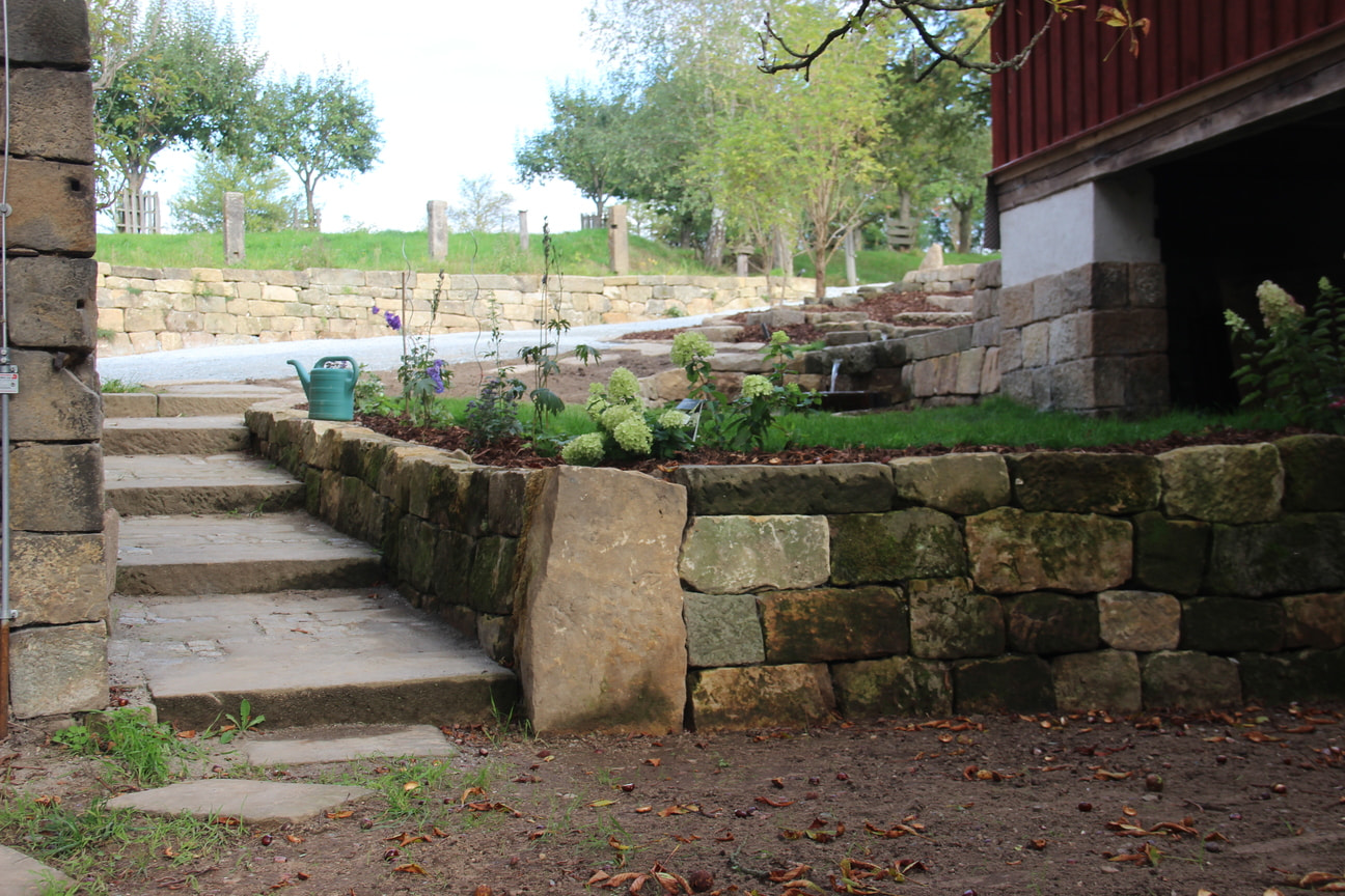 Treppe und Mauer aus gebrauchten Sandsteinen